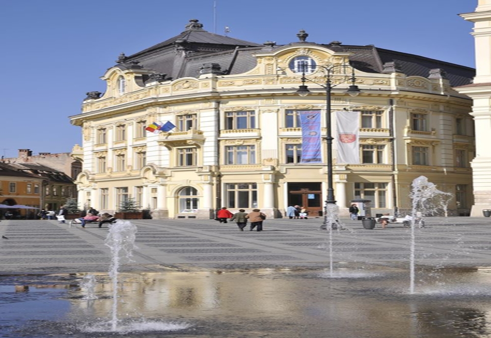 Turiștii care ajung în Piața Mare a Sibiului ar putea fi obligați să poarte mască
