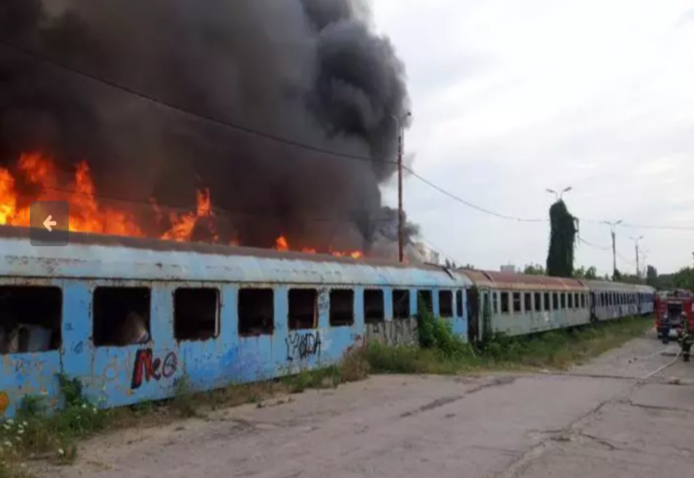 Mai multe vagoane de tren dezafectate din zona Giulești au luat foc