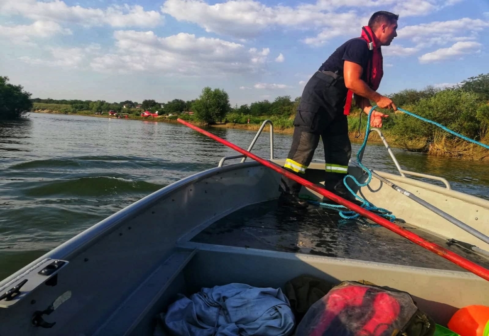Acțiune dramatică de salvare a două adolescente, pe râul Argeș, în zona barajului Mihăilești. Una dintre ele este căutată de scafandri