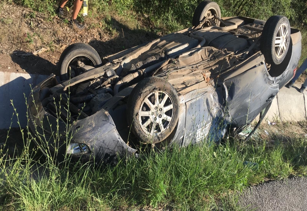 VIDEO: Trei persoane rănite într-un accident, la Radovan. Şoferul ar fi încercat să evite un mistreţ