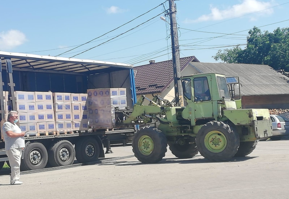 A început distribuirea pachetelor cu alimente de bază pentru persoanele defavorizate în Suceava