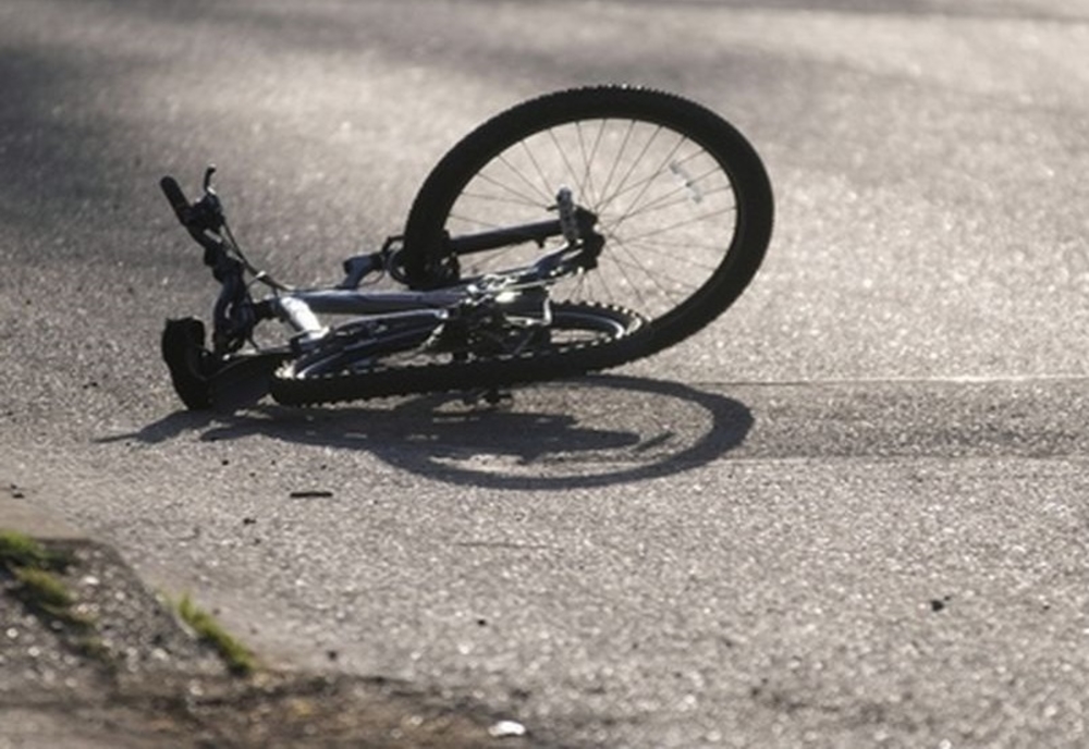 Biciclist băut, lovit de o mașină în Urmeniș! A ajuns la spital
