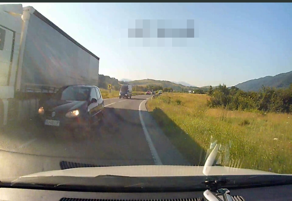 VIDEO. Un şofer din Gorj, filmat când depăşeşte un TIR, într-o curbă, în ciuda faptului că din contrasens veneau alte maşini