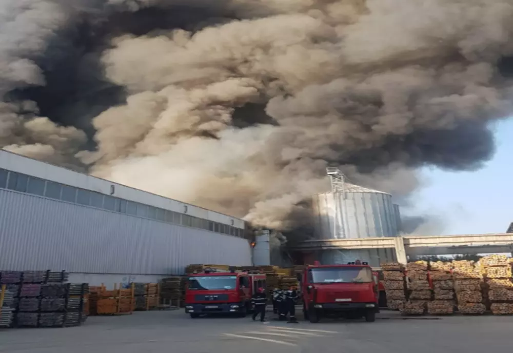Pompierii de la ISU Giurgiu au intervenit pentru stingerea incendiului de la fabrica de orez de la Bragadiru