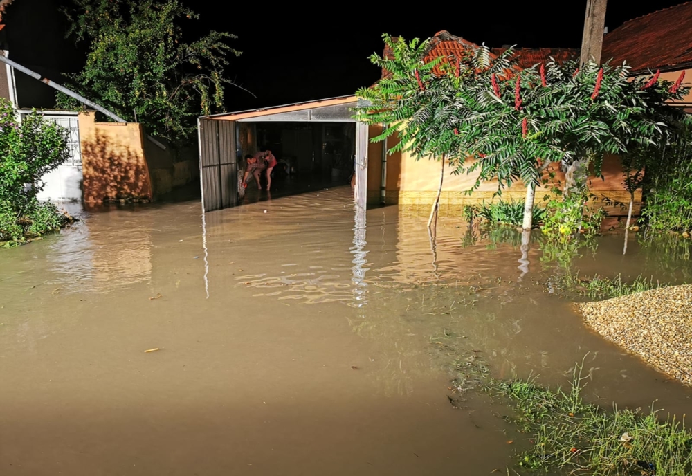 După ploi torențiale, se anunță inundații și viituri în vestul țării. Atenționare hidrologică