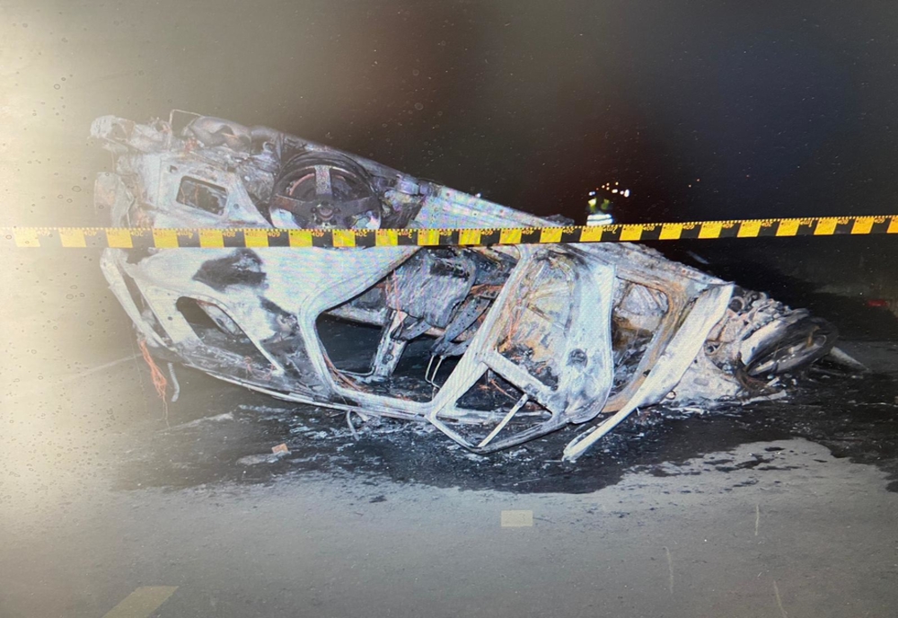 FOTO: Un tânăr a murit, în Dolj, după ce o mașină a lovit două căruțe, autoturismul luând foc în urma impactului