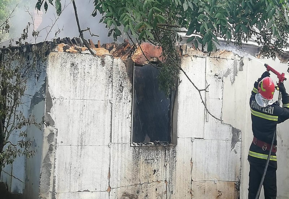 VIDEO. Incendiu la o casă din Olt: O bătrână a ajuns la spital cu arsuri grave