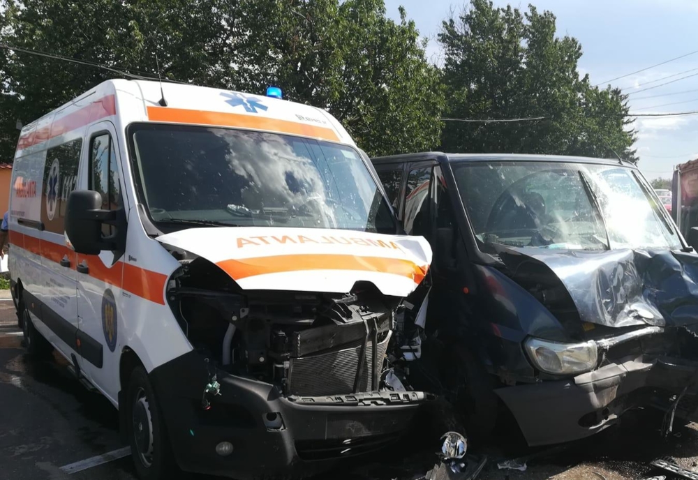 Ultima oră: accident între o ambulanță și un microbuz, la Țifești