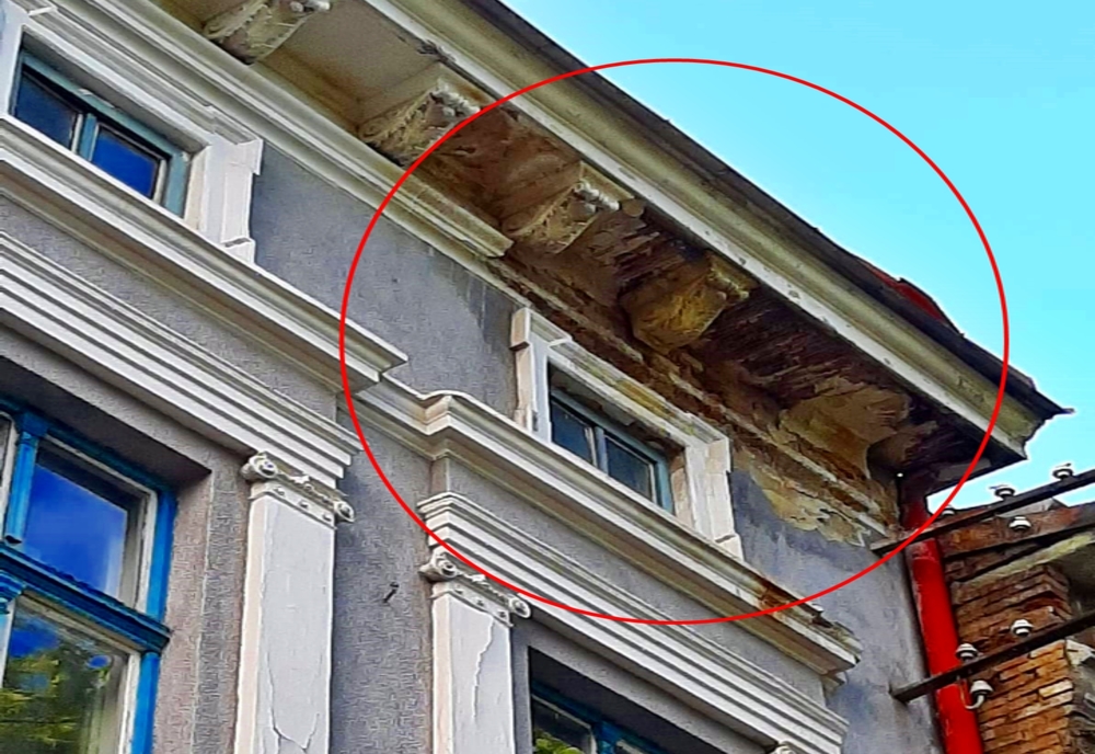 FOTO: Lăsată de izbeliște, clădirea care a găzduit sediul Jandarmeriei bistrițene se dezintegrează încet, încet! Bucăți de tencuială au ajuns în capul trecătorilor