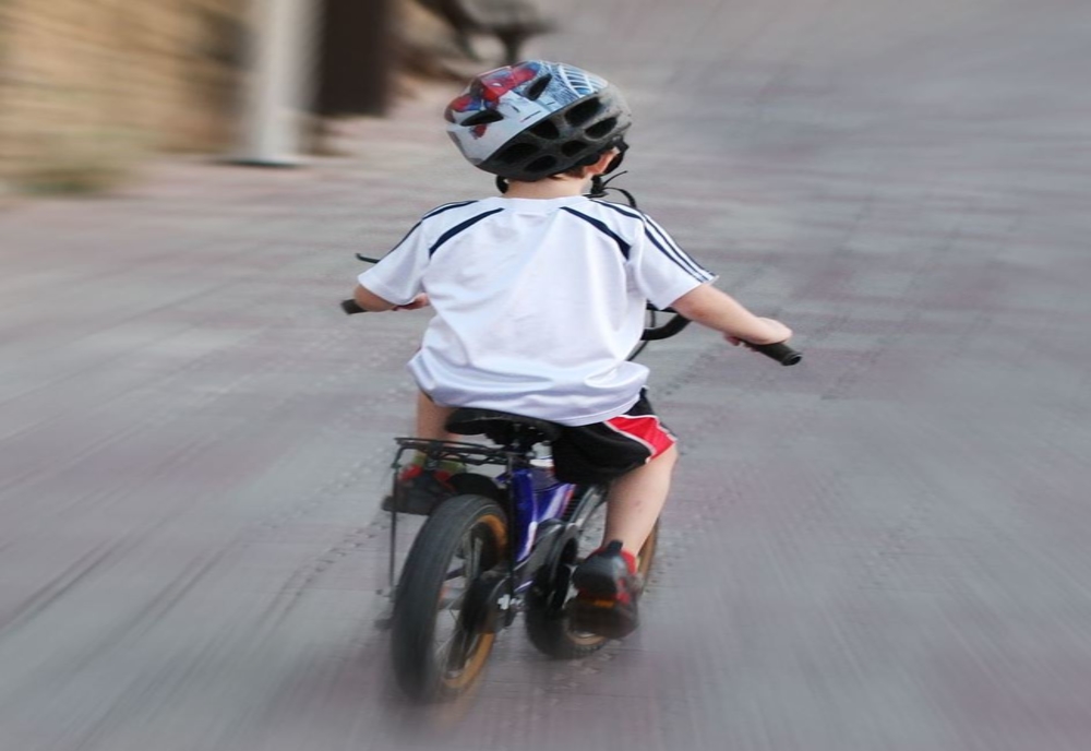 Copil pe bicicletă, neatent, lovit în plin de o mașină