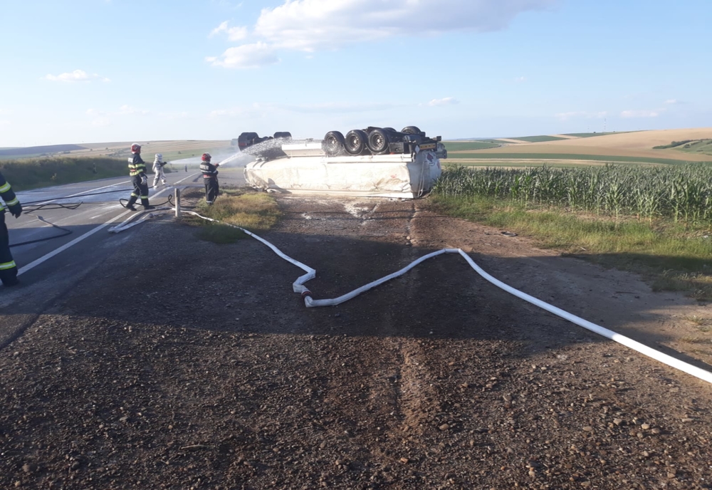 UPDATE: Cisternă cu motorină răsturnată între Huși și Albița – VIDEO