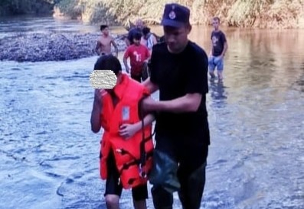 Gest impresionant al unui pompier arădean, aflat în timpul liber: s-a aruncat în apă pentru a salva un copil