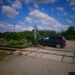 Mașină lovită de un tren la intrarea în Bârlad dinspre Tecuci!