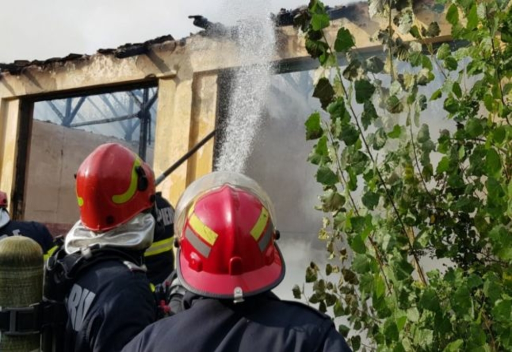 Clădire dezafectată din Târgovişte, cuprinsă de flăcări
