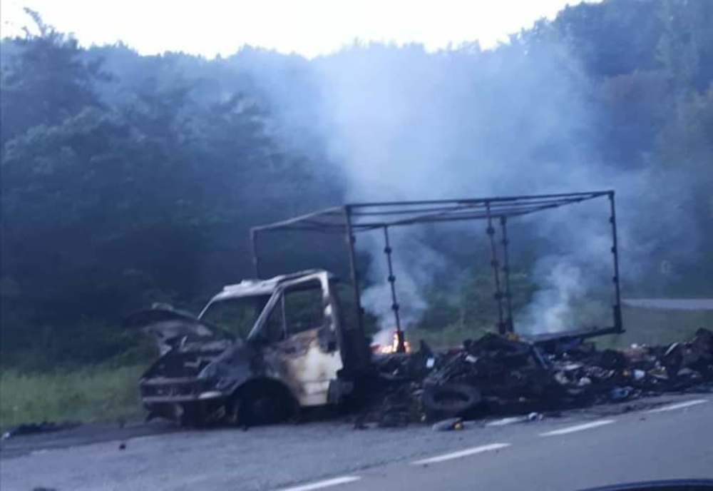 O camionetă a luat foc în mers, pe Dealul Bujorăscu, între Târgu Jiu şi Motru