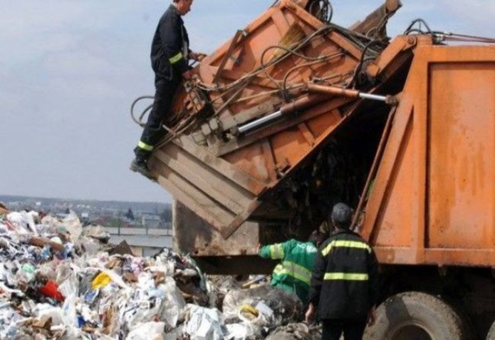 Groapa de gunoi de la Vidra funcționează ilegal. ANRSC a decis suspendarea licenței de operare