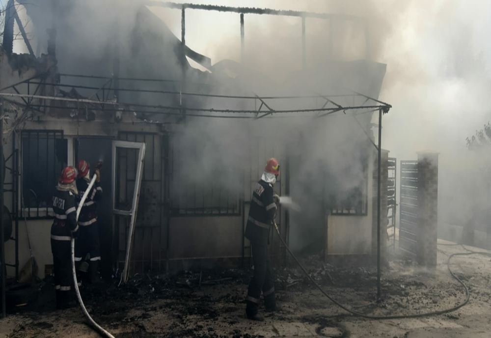 FOTO| Incendiu puternic la un magazin de piese auto. Autoritățile în alertă