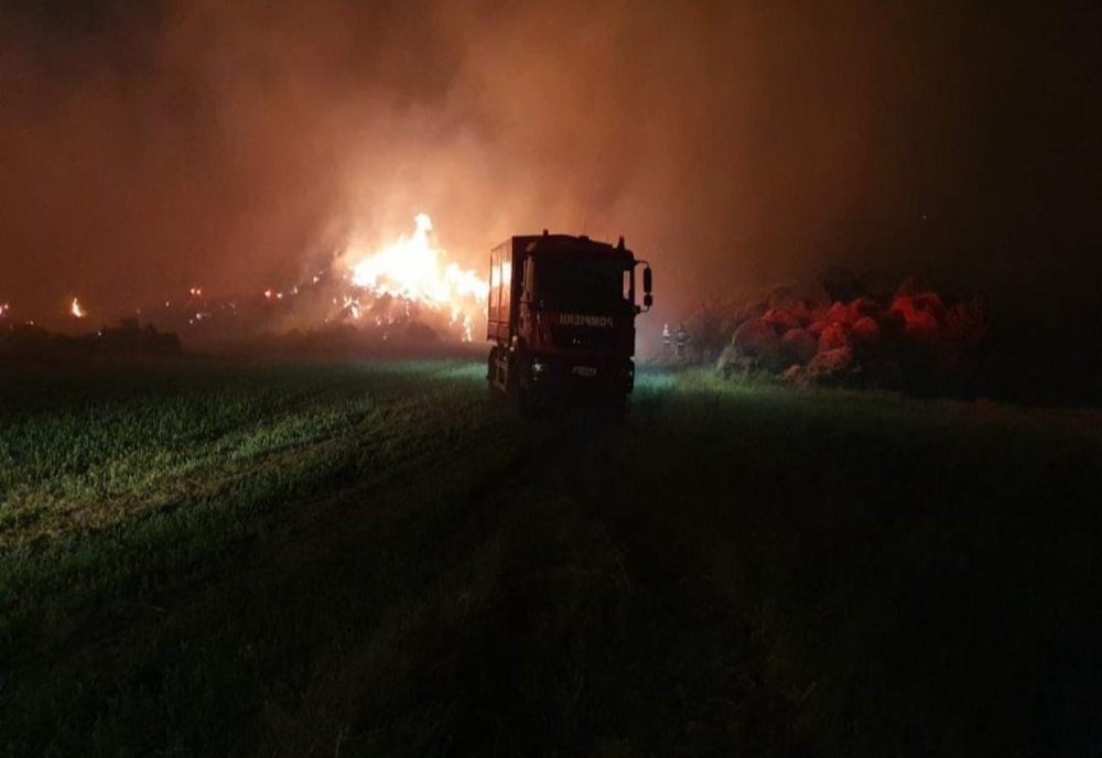 VIDEO| Incendiu puternic la Axintele. Pompieri din două județe în luptă cu flăcările