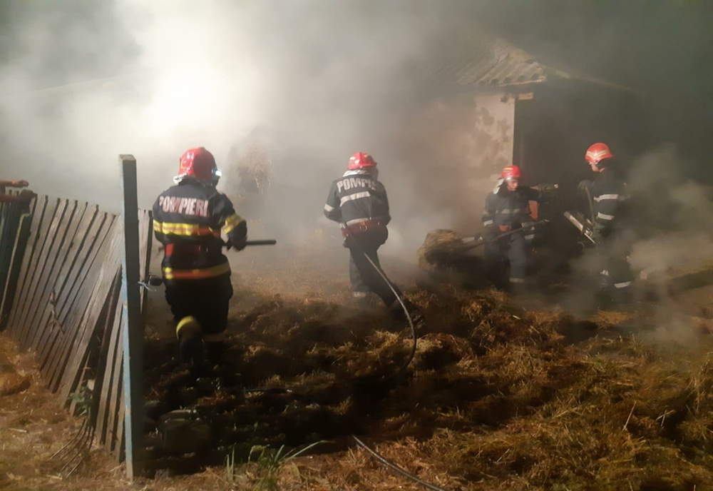 FOTO| Incendiu puternic la Valea Nucarilor. Sute de baloți de lucernă făcuți scrum
