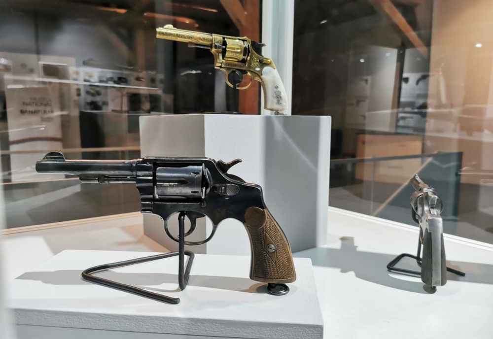 Arme de colecție, printre care o piesă care a făcut istorie, pot fi admirate la Timișoara