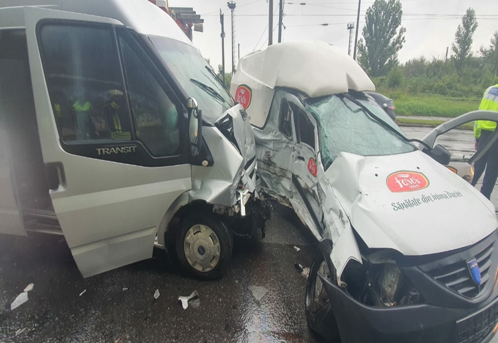 Grav accident de circulație între un microbuz și un autoturism. Oameni răniți, sofer decedat