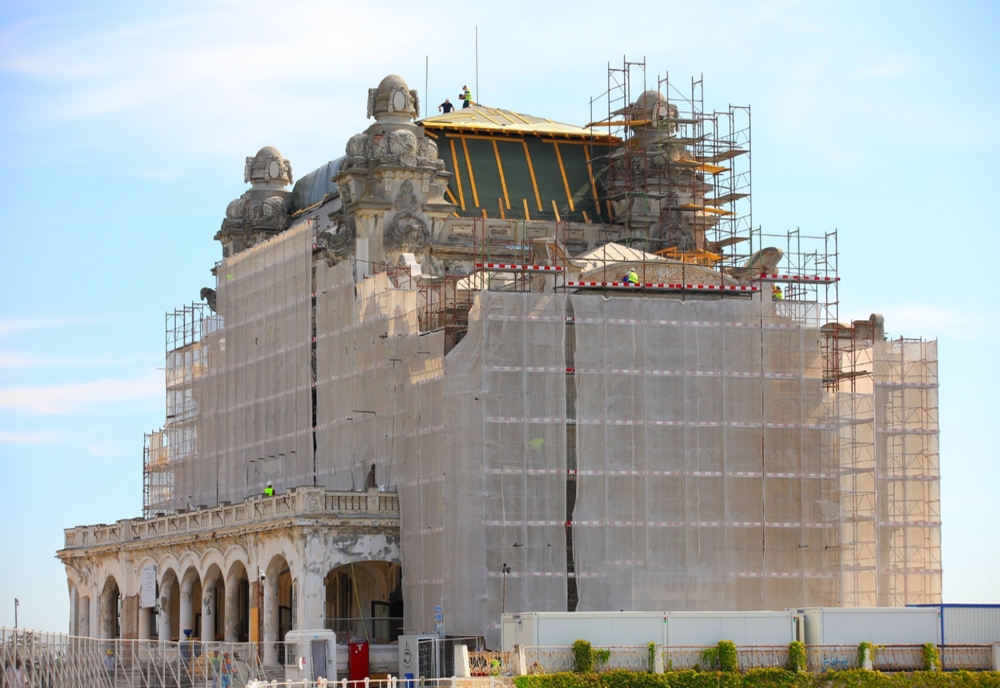 FOTO VIDEO| Cazinoul Constanța în plin proces de transformare.  Refacerea celor patru turnuri de pe acoperiș
