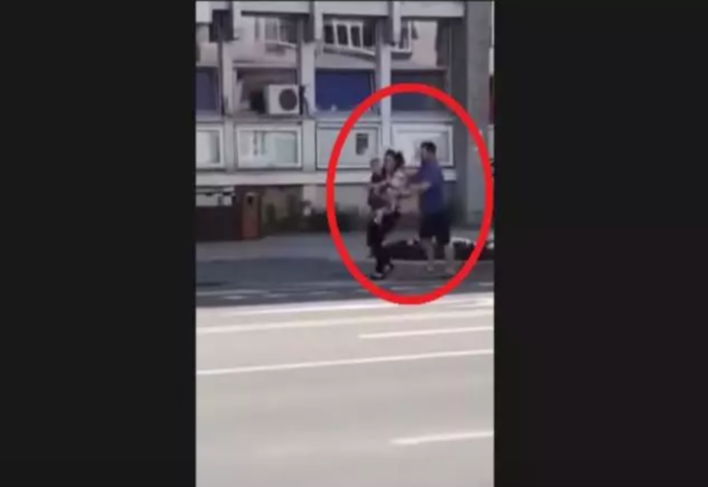 Un preot a fost filmat în timp ce își agresa nevasta, în plină stradă, în Bacău