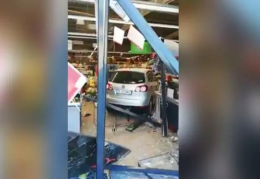 O șoferiță a intrat cu mașina direct în supermarket. Femeia a ajuns până la casele de marcat