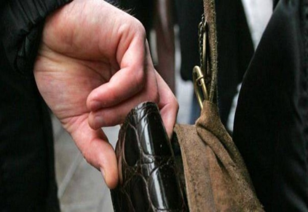 Atenție la portofele! O femeie a fost lăsată fără bani într-un magazin din Iași