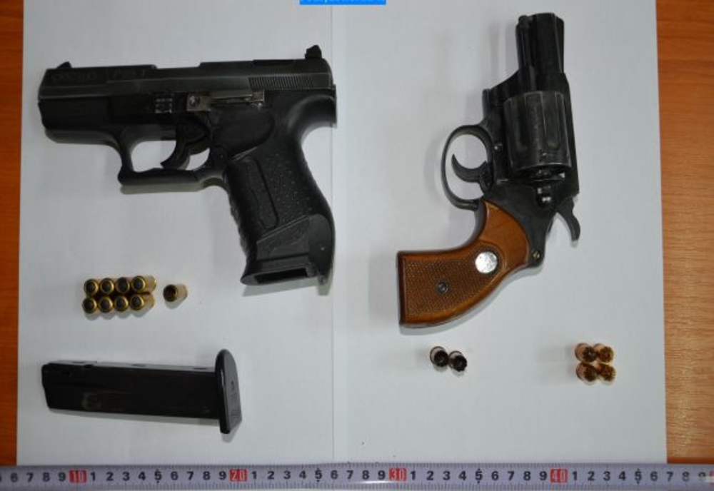 Două arme neletale şi 12 cartuşe au fost confiscate de polițiștii ieșeni