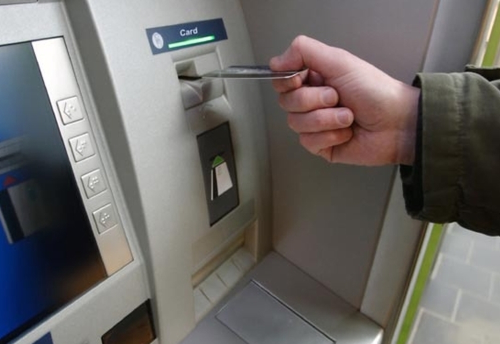 Un bucureştean suspectat că a retras bani de pe un card bancar pe care îl găsise, a fost reţinut de poliţiştii argeşeni