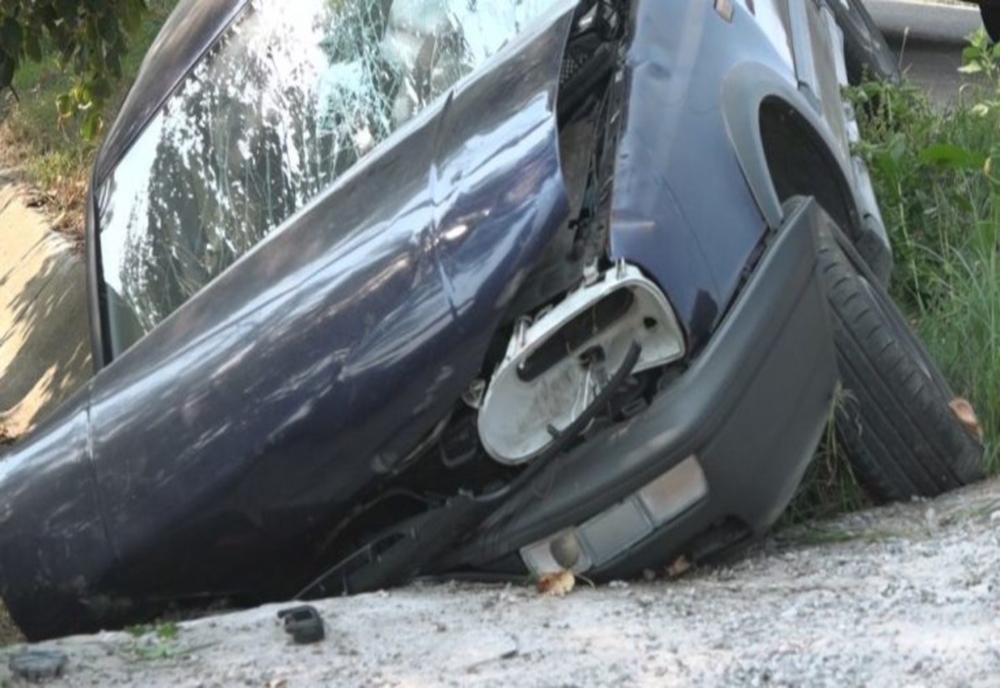 Un botoșănean fără permis s-a oprit cu mașina într-un podeț de beton din Hârlău