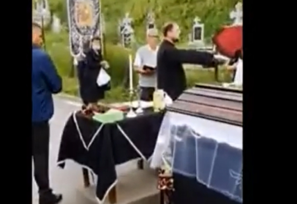 VIDEO | Scandal la o înmormântare din Cluj: preotul nervos pentru ca rudele decedatului nu au plătit taxa pentru locul de veci