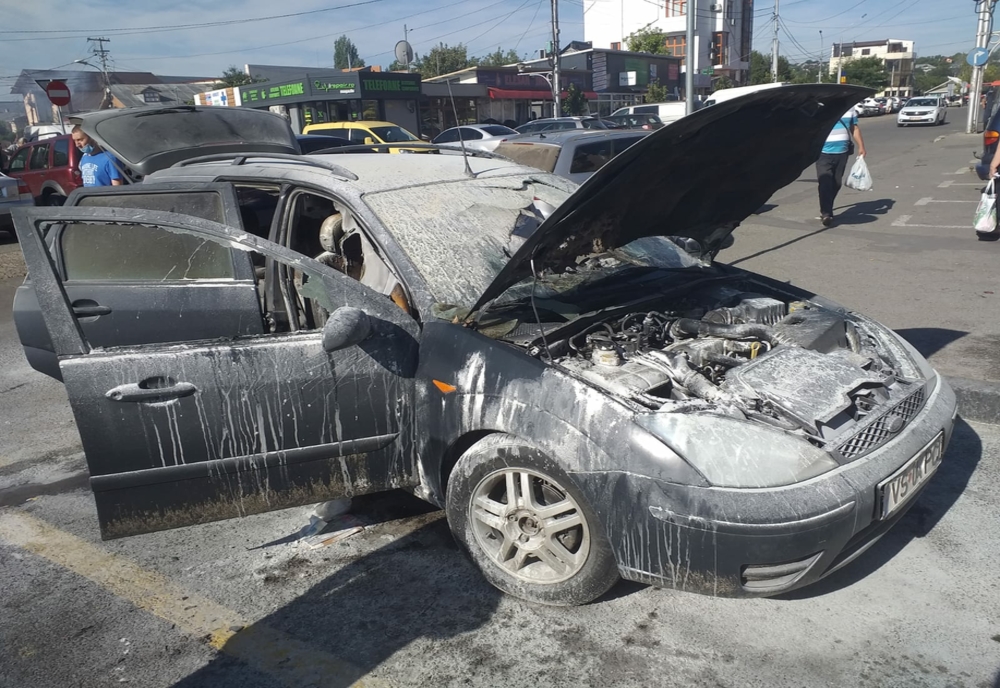 O mașină a luat foc în mers în Bârlad (FOTO)