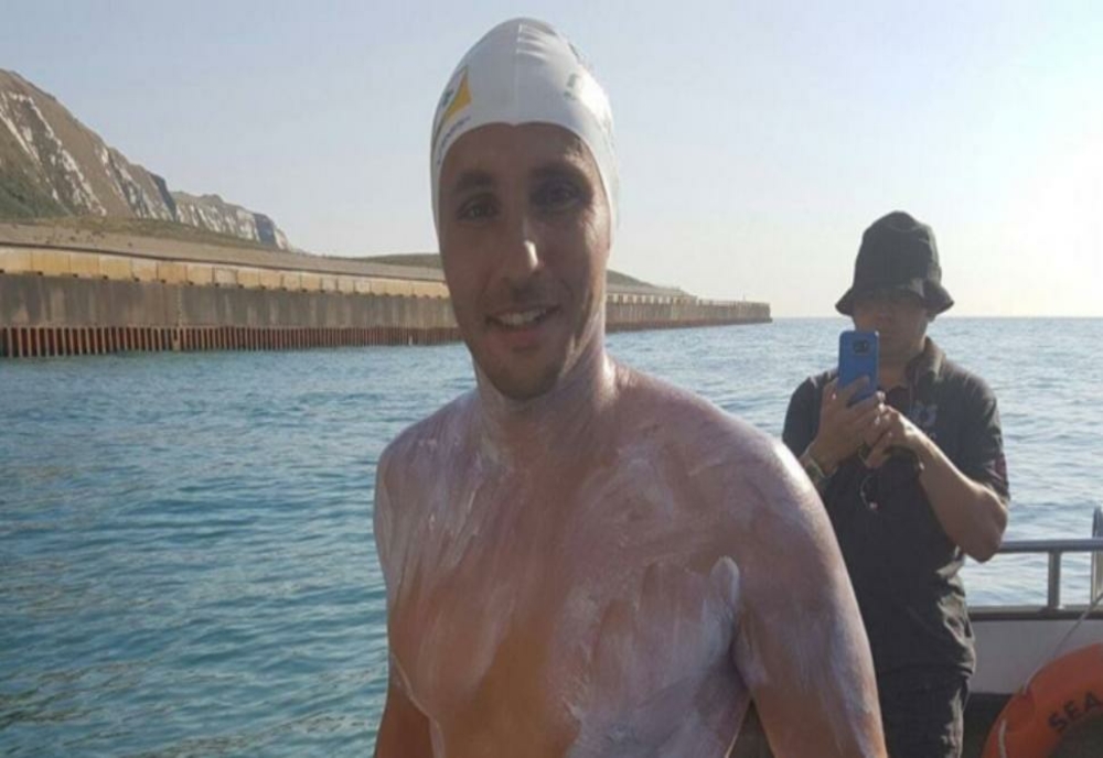 Maraton SPECTACULOS pe Dunăre: Înotătorul român Paul Georgescu a înotat 100 de km în 21 de ore