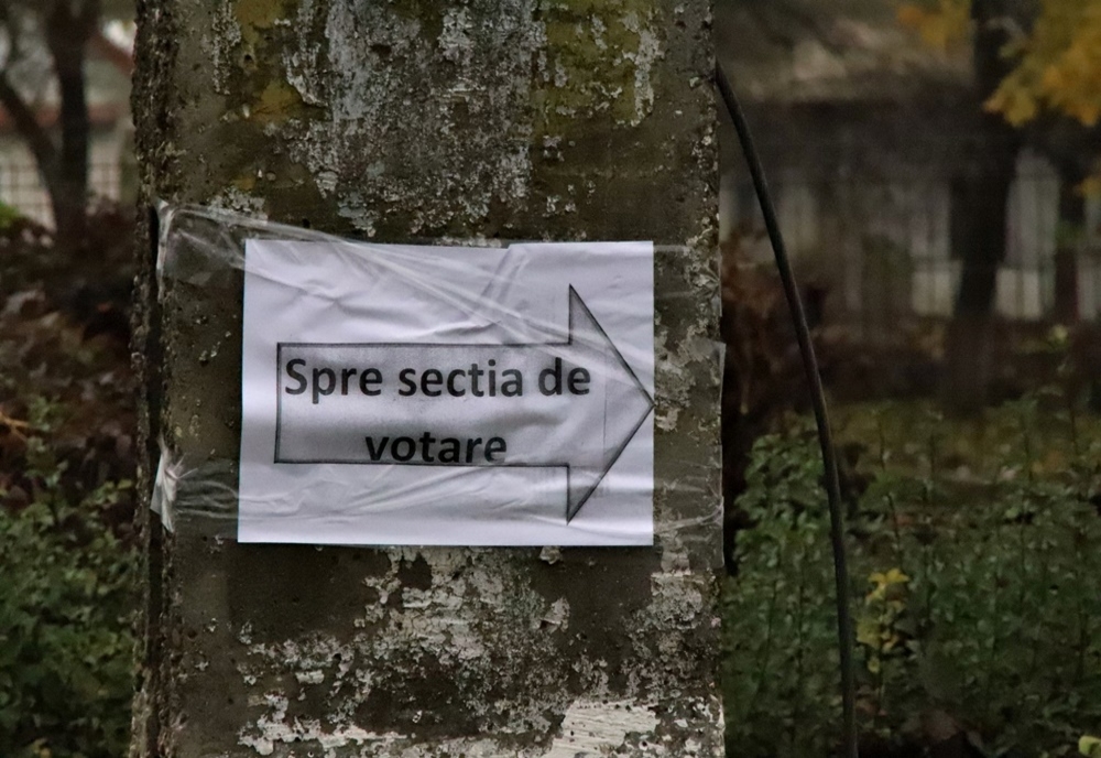 O mașină inscripționată cu mesaje electorale făcea campanie în zona unei secții de vot