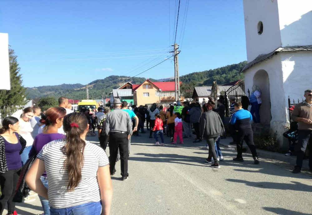 FOTO/VIDEO: Prima zi de școală a început cu proteste într-o localitate din Bistrița-Năsăud