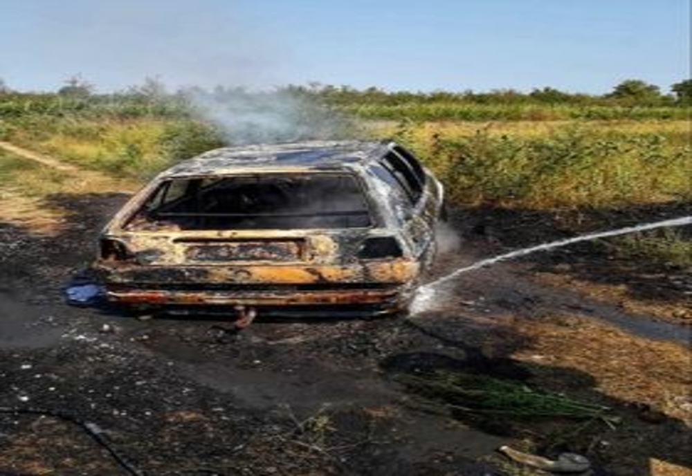 Autoturism a ars în totalitate pe un câmp la Singureni