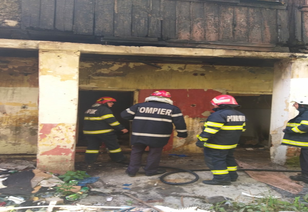 VIDEO. O casă nelocuită din Craiova a luat foc