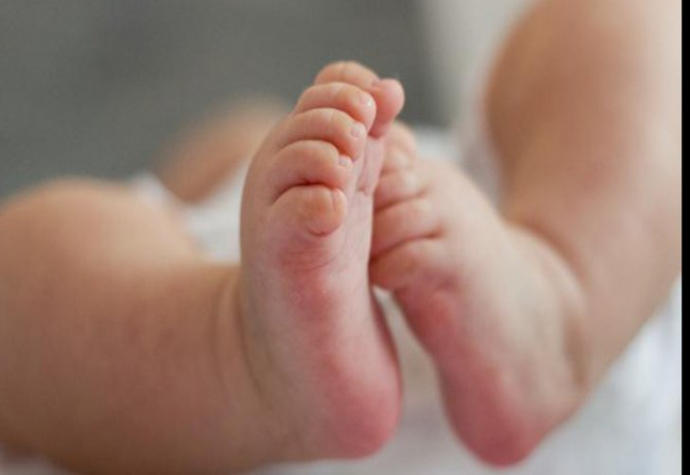 Bebeluș de 6 luni, opărit cu suc de roșii! Copilul a fost transferat cu un avion SMURD la București