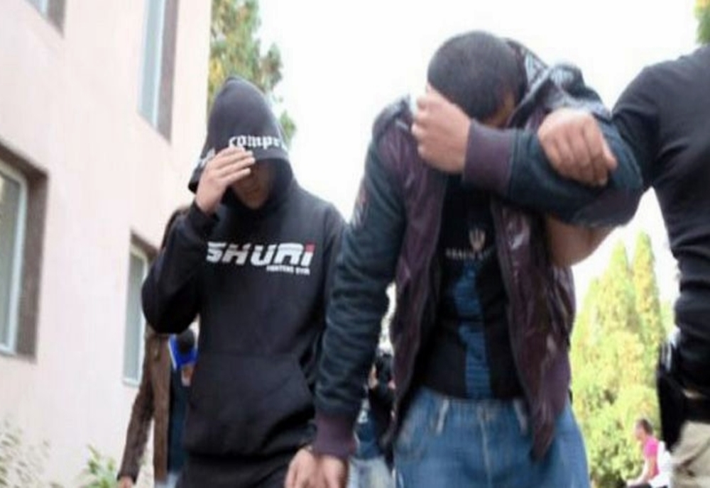 Adolescent bătut cu pumnii  și deposedat de telefonul mobil! Polițiștii i-au prins pe făptași