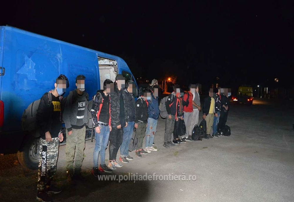 Migranți abandonați pe autostradă, într-un microbuz