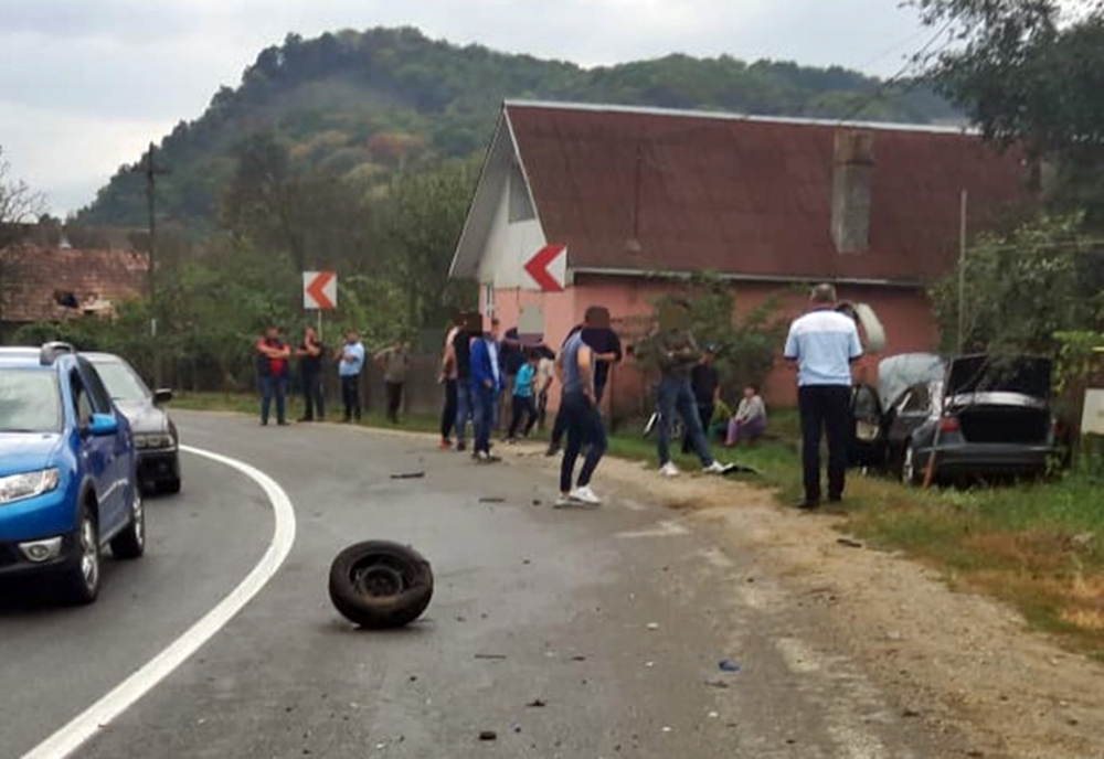 FOTO: Șoferiță din Cluj-Napoca, accident rutier în Beclean!  Două tinere au ajuns la spital
