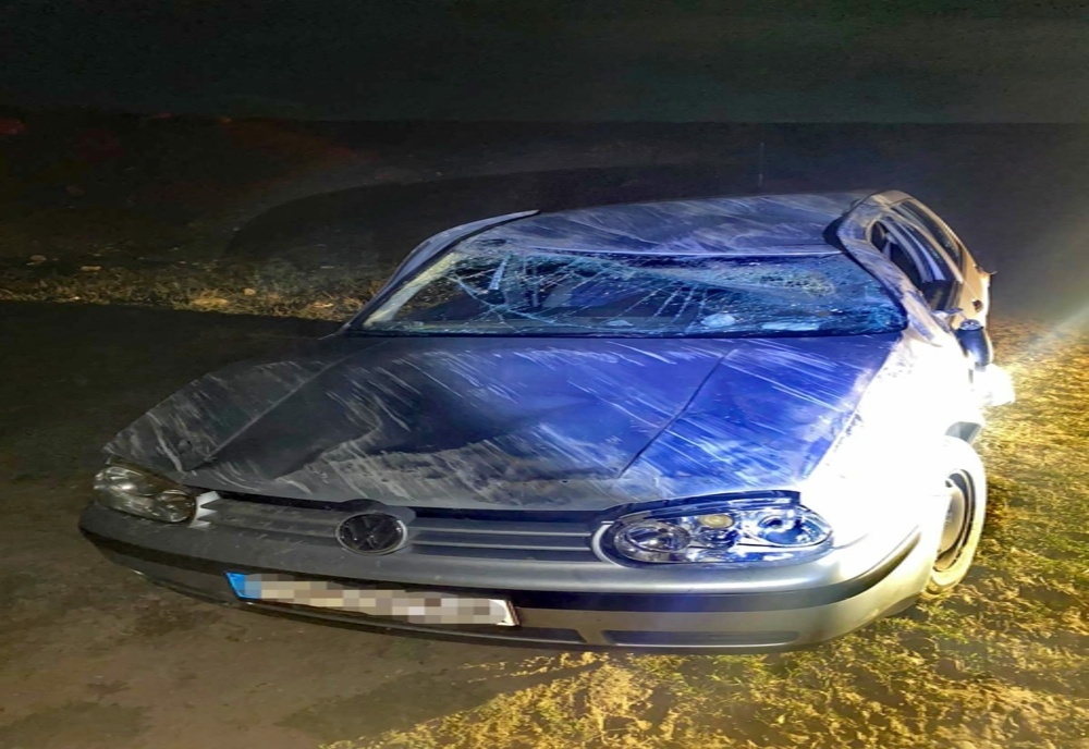 FOTO| Un tânăr și-a distrus mașina după ce s-a răsturnat în șanț