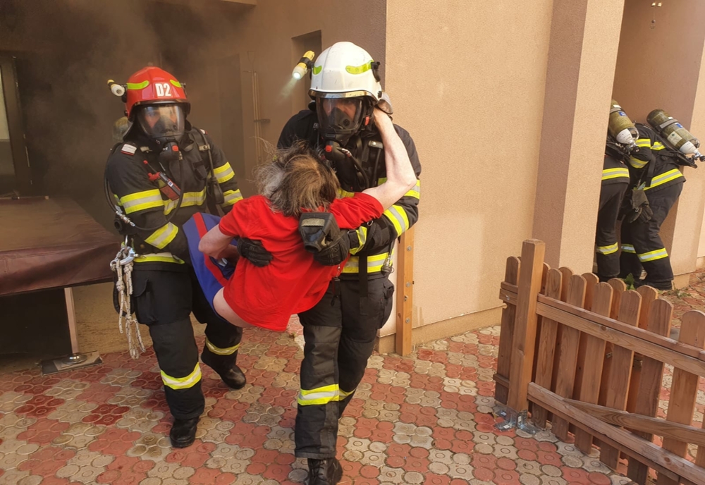 Misiune dramatică de salvare: bărbat rămas imobilizat în mijlocul unui incendiu
