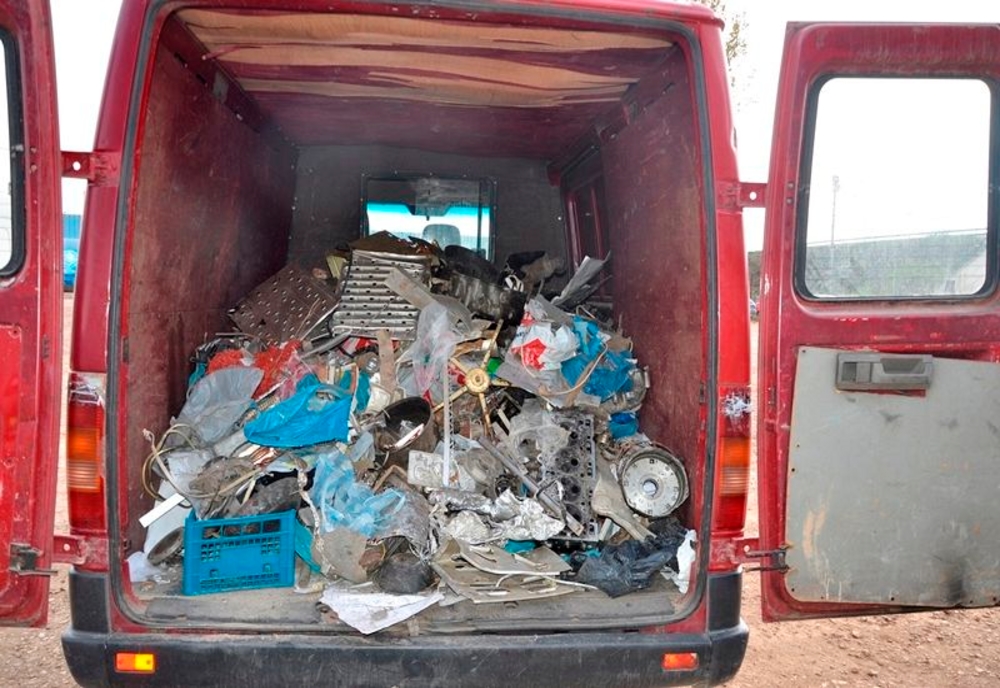 Sute de kilograme de fier vechi, confiscate de polițiștii din Arad