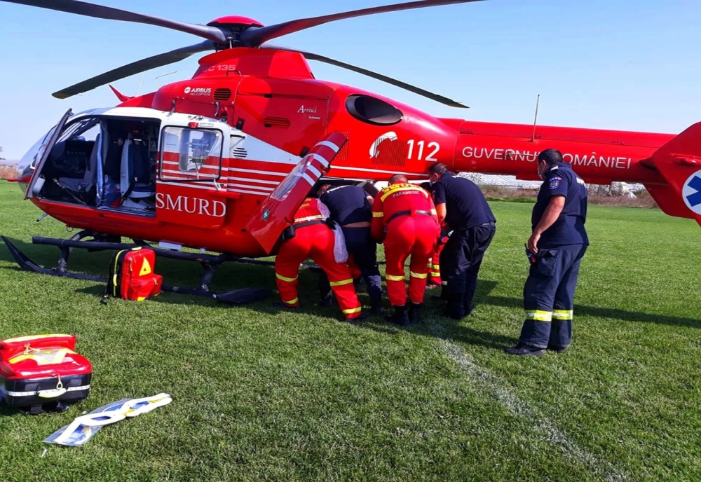 Bărbat din Colibași, preluat de elicopterul SMURD după ce a căzut de pe casă
