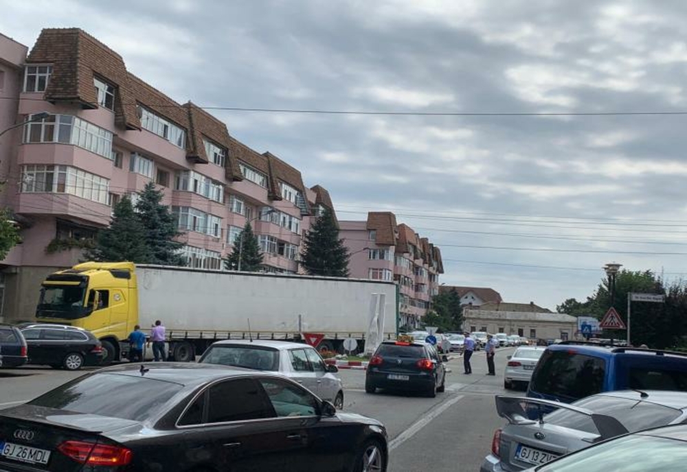 Şofer din Dolj, amendat în Târgu Jiu pentru blocarea unei străzi cu TIR-ul