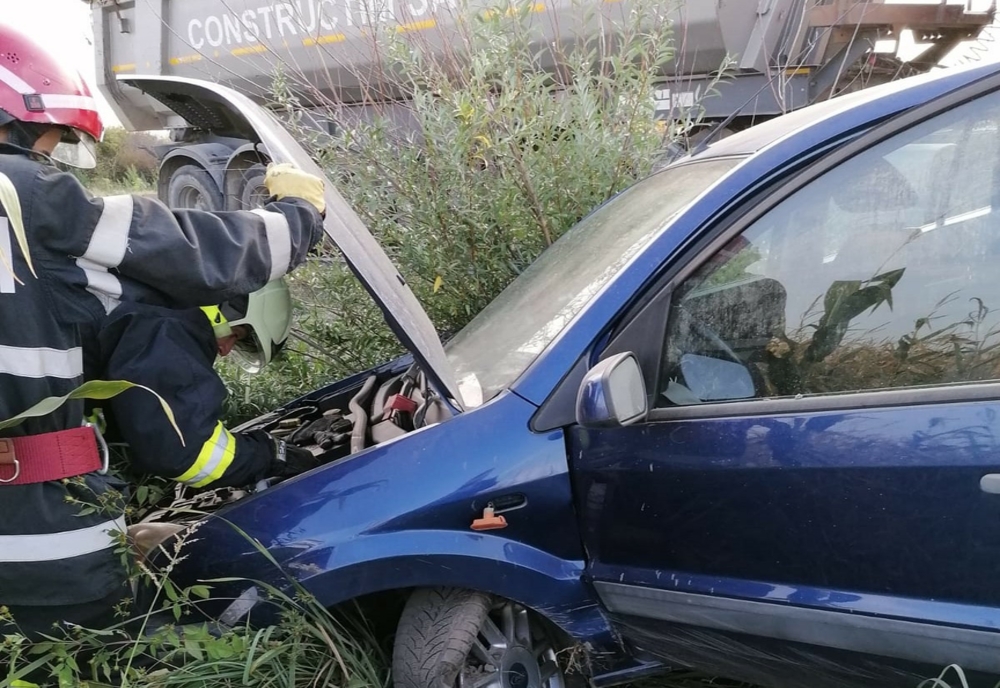 Accident la coborârea de pe autostradă: o mașină s-a ciocnit cu un camion