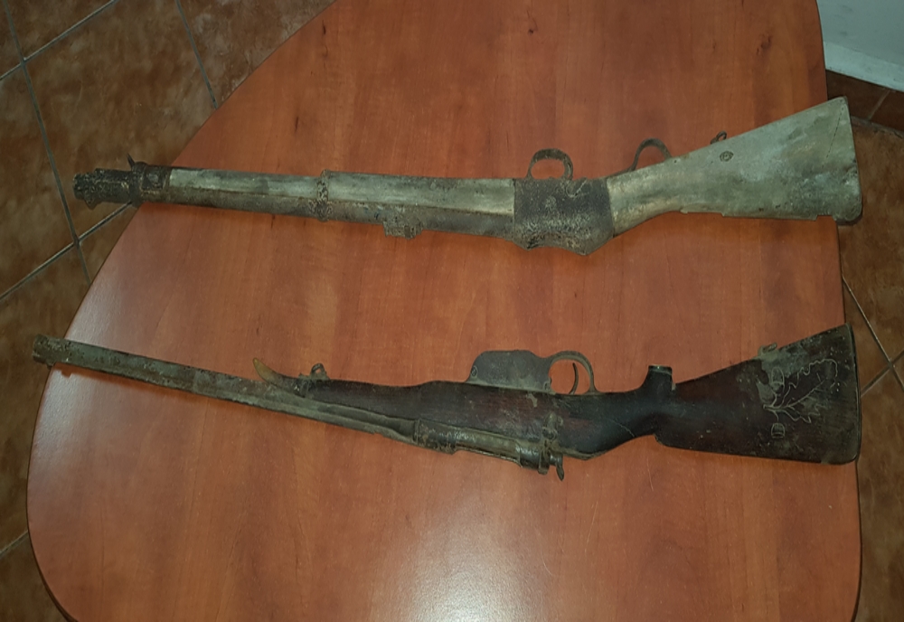 Arme de foc, descoperite într-un pod din Probota (FOTO)